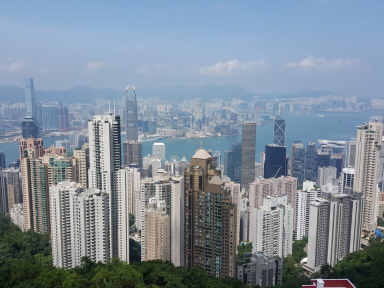 Panorama Hongkongu z drapaczami chmur nad Wiktoriańskim Portem