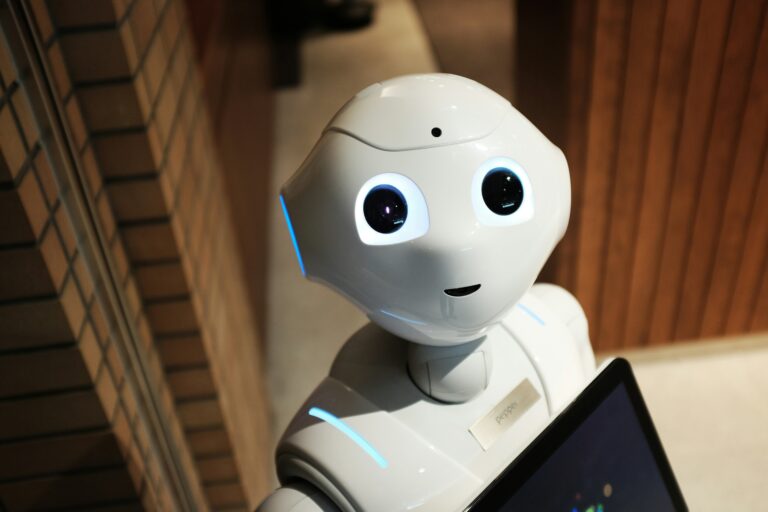 Biały robot z kamerami i niebieskim podświetleniem