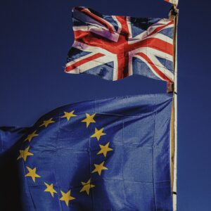 Flagi Wielkiej Brytanii i Unii Europejskiej na masztach