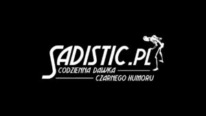 Białe logo Sadistic.pl na czarnym tle