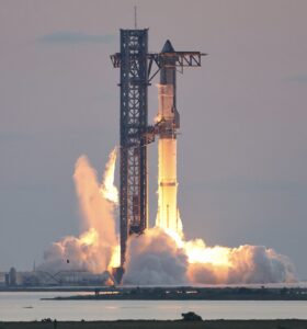 Start rakiety Starship z platformy startowej