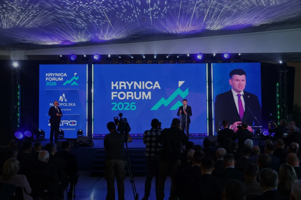 Mówca na scenie podczas Krynica Forum 2026