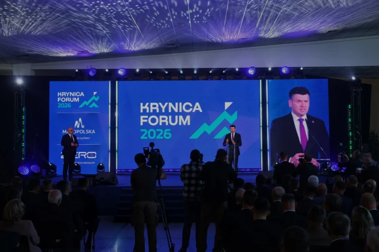 Mówca na scenie podczas Krynica Forum 2026