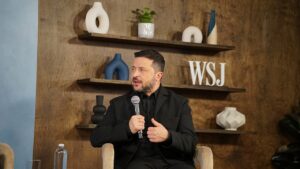 Wołodymyr Zełenski przemawia z mikrofonem podczas wywiadu