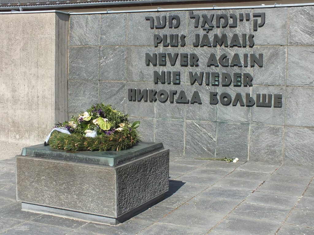 Pomnik Zagłady z wieńcem i napisem „Nigdy więcej”