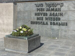 Pomnik Zagłady z wieńcem i napisem „Nigdy więcej”
