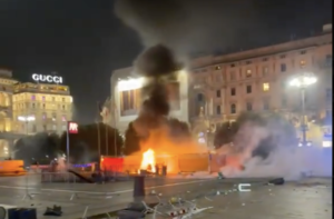 Płonący autobus na nocnym placu w centrum miasta