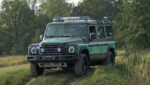 Pojazd terenowy Straży Granicznej na leśnej drodze