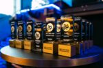 Szklane statuetki BIX Awards 2026 w niebieskim świetle