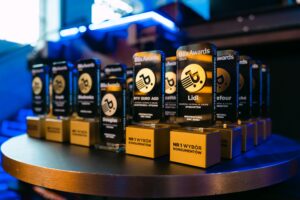 Szklane statuetki BIX Awards 2026 w niebieskim świetle