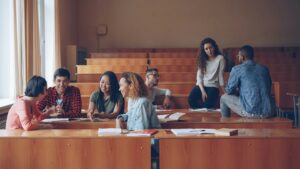 Studenci rozmawiają i uczą się w sali wykładowej