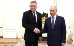 Robert Fico i Władimir Putin ściskają dłonie