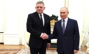 Robert Fico i Władimir Putin ściskają dłonie