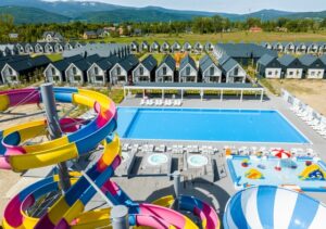 Baseny i kolorowe zjeżdżalnie w górskim hotelu