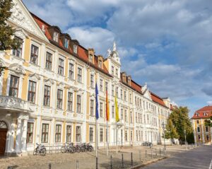Barokowy pałac z flagami przy brukowanej ulicy