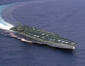 Lotniskowiec USS Ronald Reagan płynący po oceanie