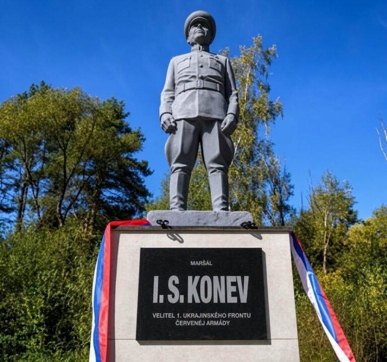 Pomnik marszałka Iwana Koniewa na tle drzew