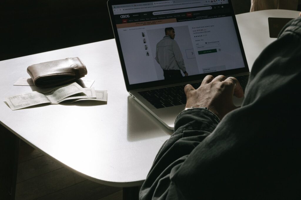 Dark patterns, kryptoaktywa, cyfrowe oszustwa: po co UOKiK wchodzi w Światowy Tydzień Inwestora?