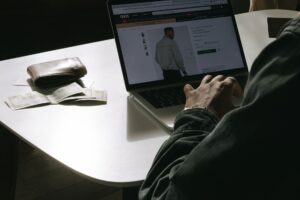 Dark patterns, kryptoaktywa, cyfrowe oszustwa: po co UOKiK wchodzi w Światowy Tydzień Inwestora?