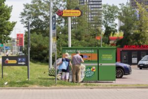 Klienci oddają opakowania do recyklomatu przy Biedronce