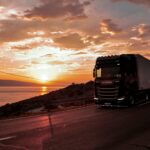 Ciężarówka na drodze o zachodzie słońca.