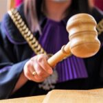 Sędzia z młotkiem sądowym w sądzie