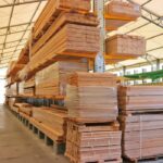 Skład drewna w magazynie gotowy do sprzedaży.