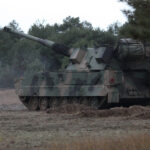 Samobieżna armatohaubica na poligonie leśnym