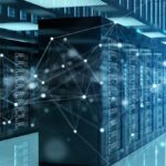 Nowoczesne centrum danych z serwerami i połączeniami sieciowymi.