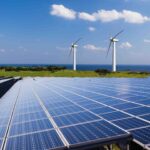 Panele słoneczne i turbiny wiatrowe na polu