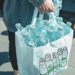 Plastikowe butelki niesione do recyklingu