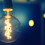 Jasna żarówka na ciemnym tle