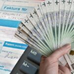 Faktura, banknoty i kalkulator, finanse Polski