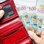 Czerwony portfel z banknotami 500 złotych