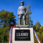 Pomnik marszałka Iwana Koniewa na tle drzew