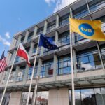 Siedziba TVN z flagami USA, Polski, UE